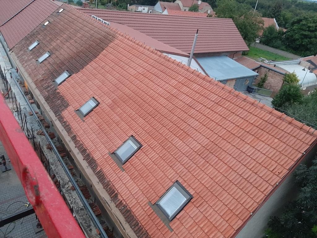 Očištěná červená tašková střecha se střešními okny