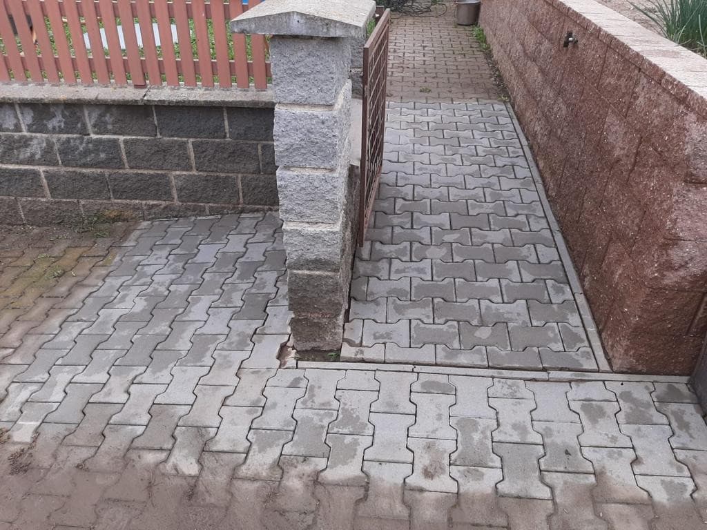 Zámková dlažba u vstupu a podél domu během čištění