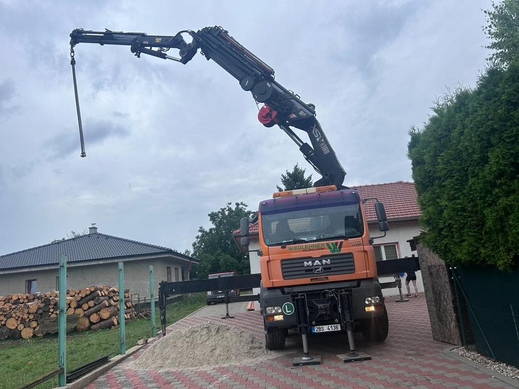 Nákladní vůz s rozloženým ramenem pracovní plošiny při realizaci