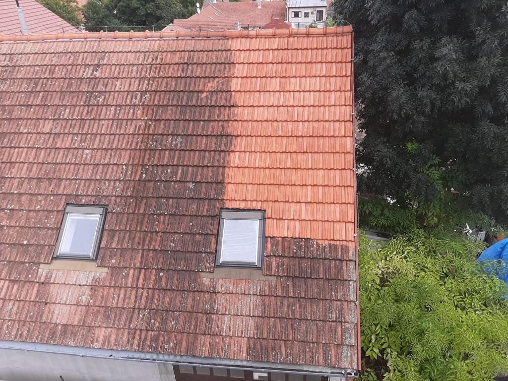 Pohled shora na střechu s očištěnou pravou částí a znečištěnou levou částí