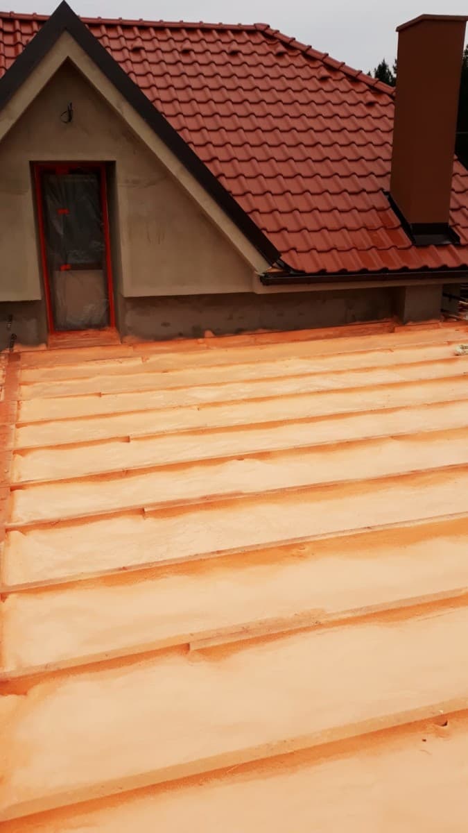 Venkovní střešní plocha pokrytá vrstvou izolace
