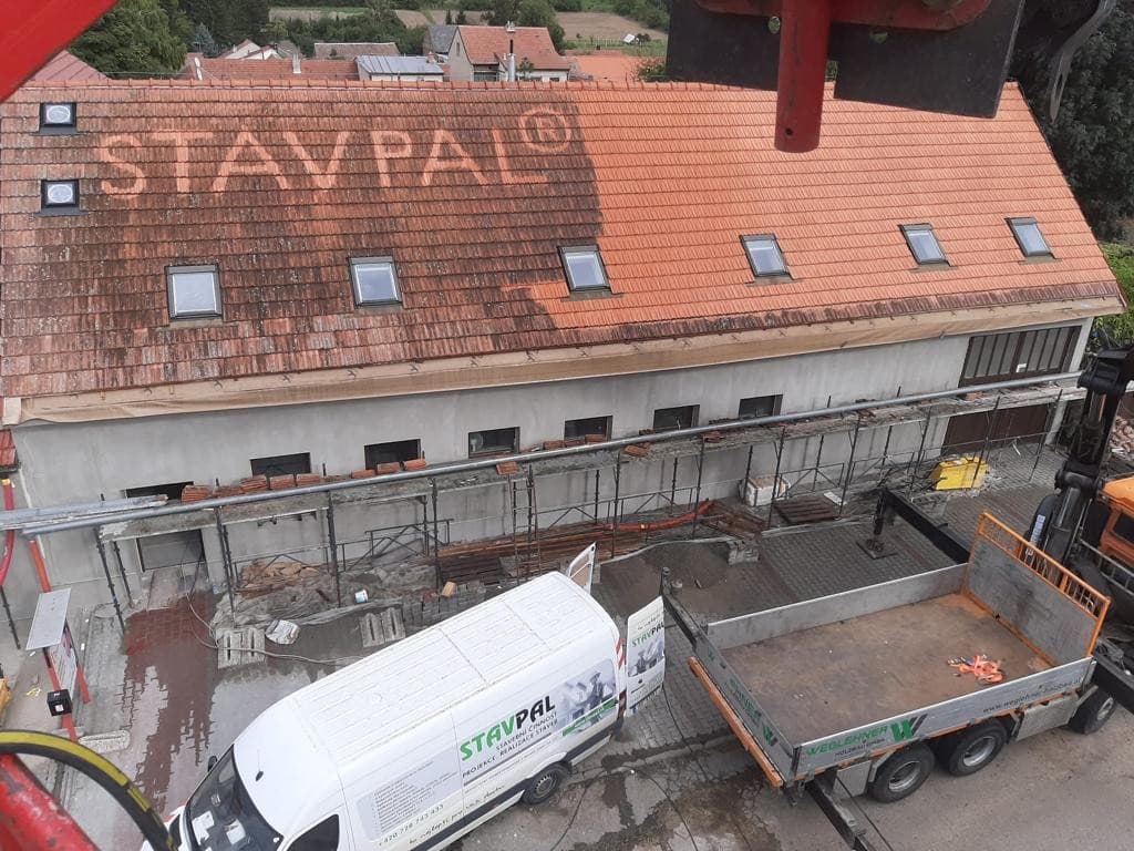Pohled z plošiny na rozsáhlou taškovou střechu v průběhu čištění