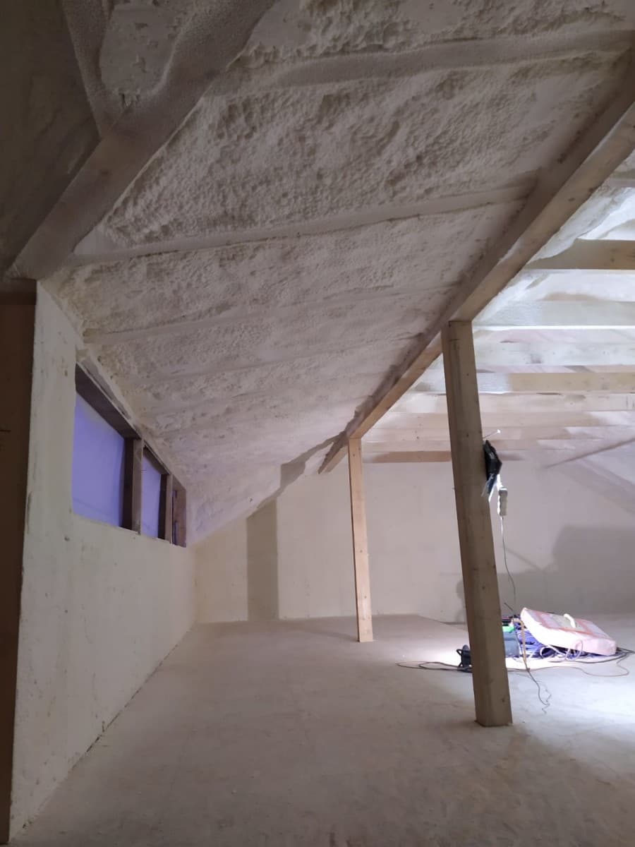 Zateplená střešní šikmina nad obvodovou stěnou podkroví