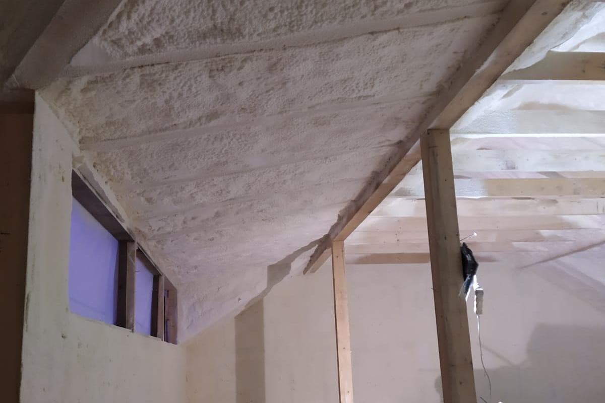 Vrstva stříkané pěny na stropní a šikmé konstrukci