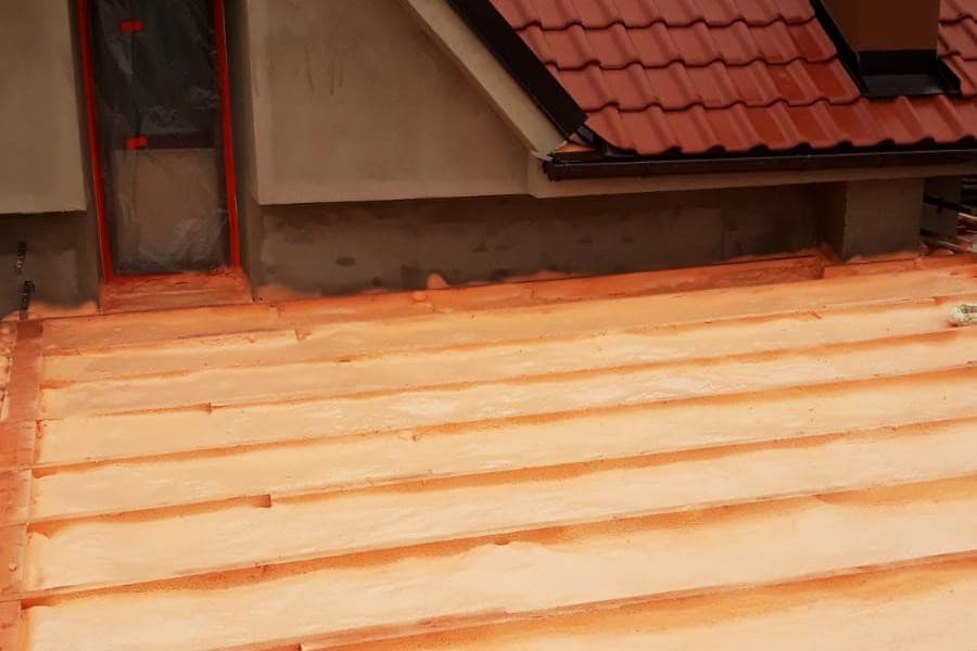 Pěnová izolace podlahy v prostoru pod střechou