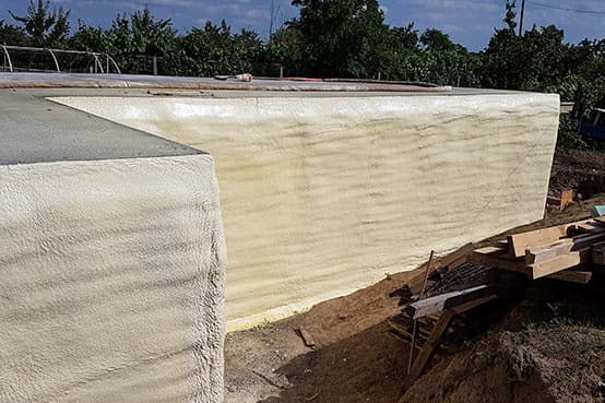 Pěnová izolace vnější části základů a soklu domu